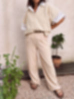 Pull sans manches beige femme porté avec chemise blanche et pantalon