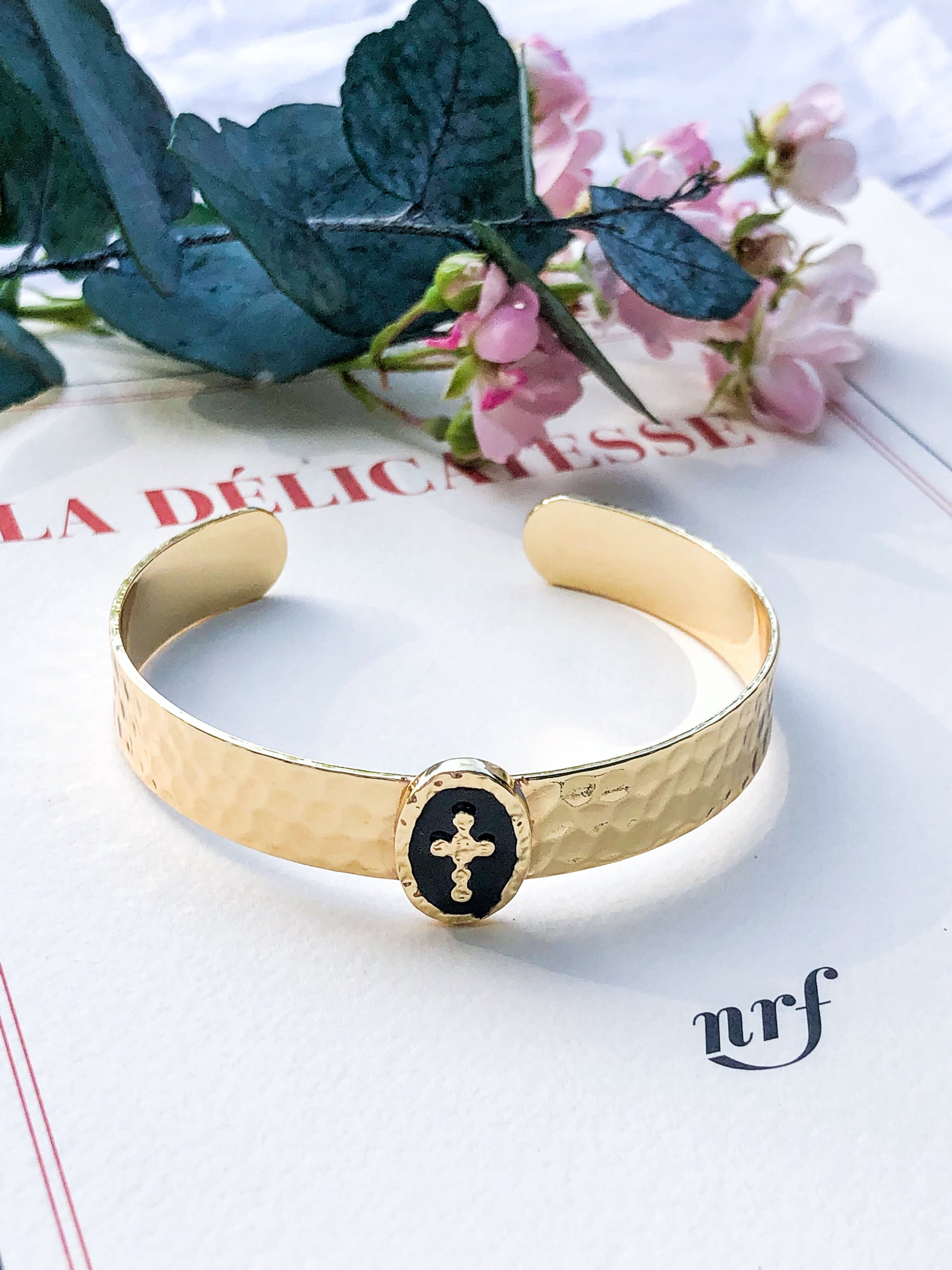 Jonc doré et noir avec croix