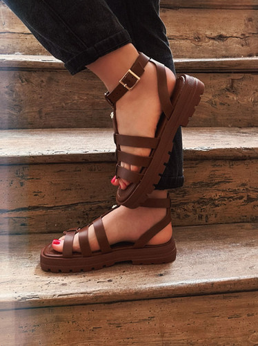 Sandales marron plates à brides – Tendance été confortable