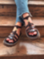 sandales marron foncé femme détail médaille dorée chic