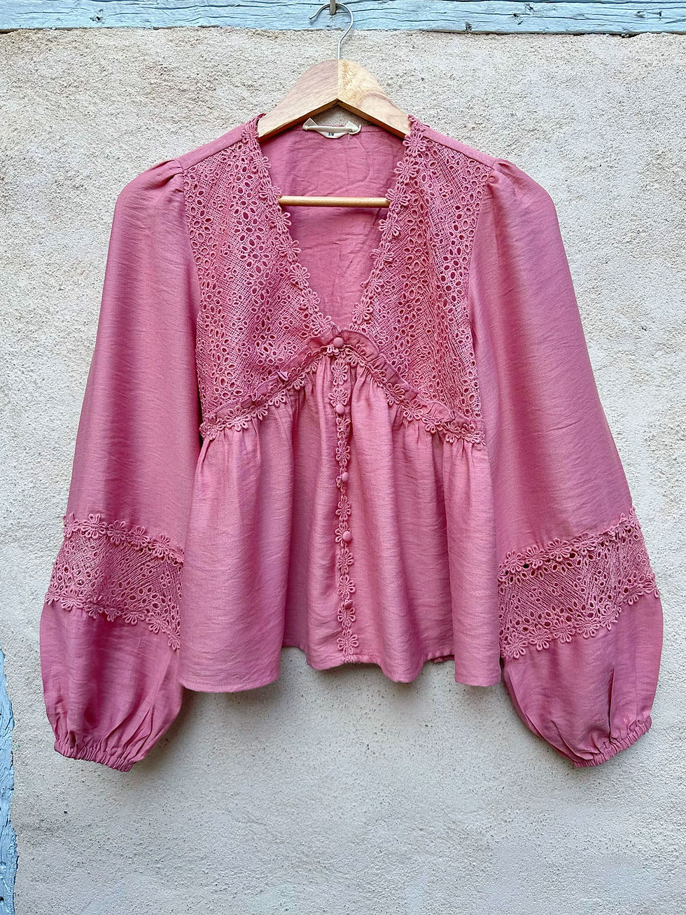 Thumbnail: Blouse fluide rose manches longues avec détails dentelle