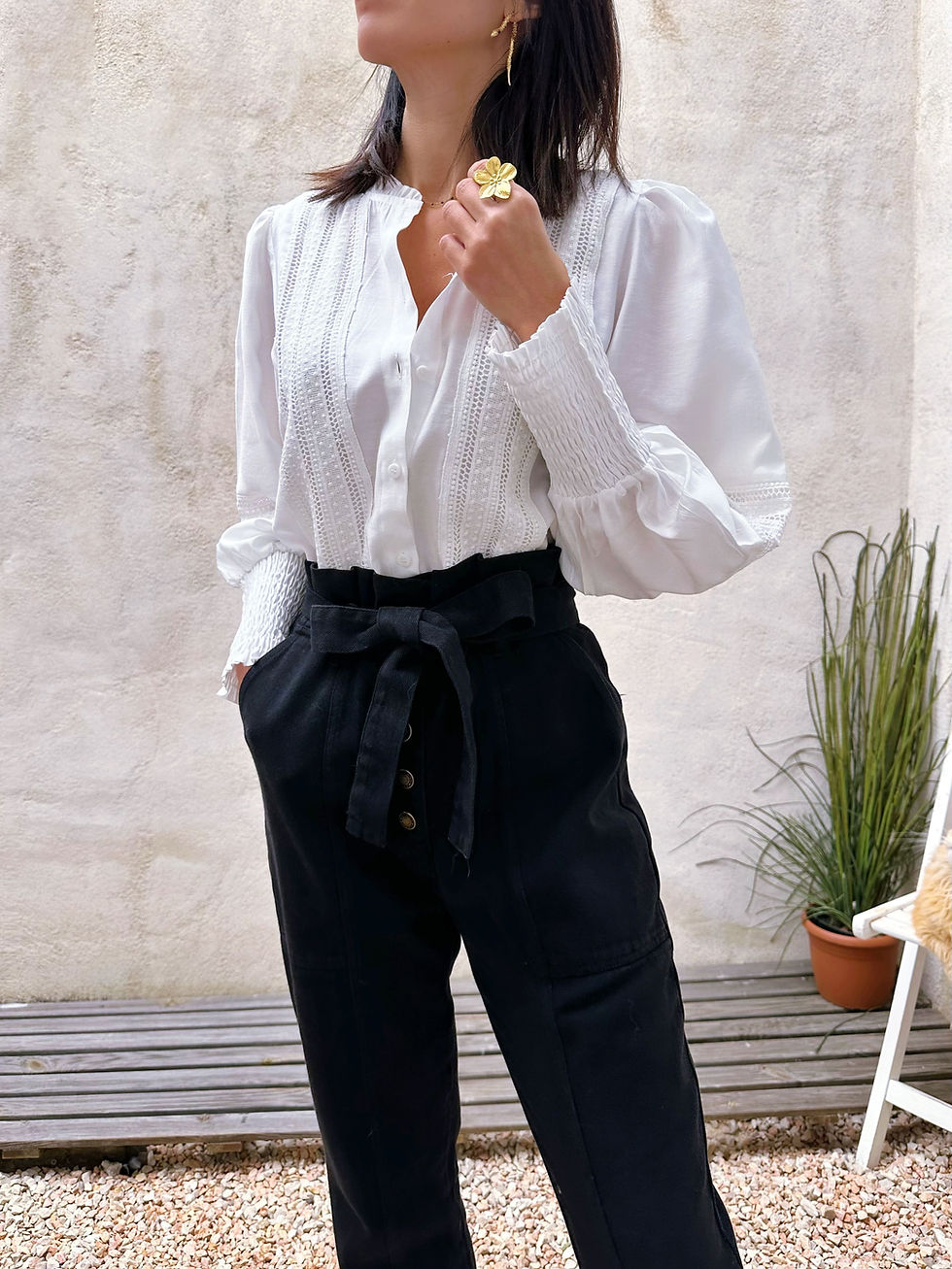 Thumbnail: blouse blanche chic à bandes ajourées