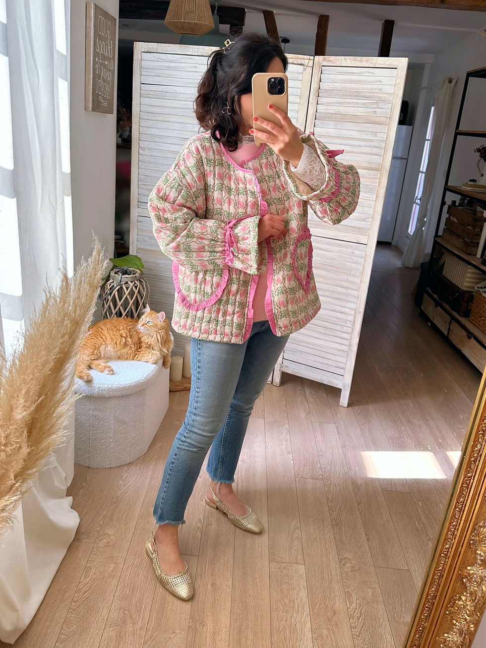 Miniatura: veste bohème chic à fleurs roses avec finitions volantées féminines