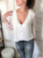 Blouse blanche à manches en dentelle et col à volants