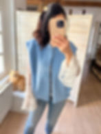 Thumbnail: Look casual chic avec veste sans manches bleu ciel