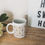 Miniatura: Taza blanca con estampado de piña dorada