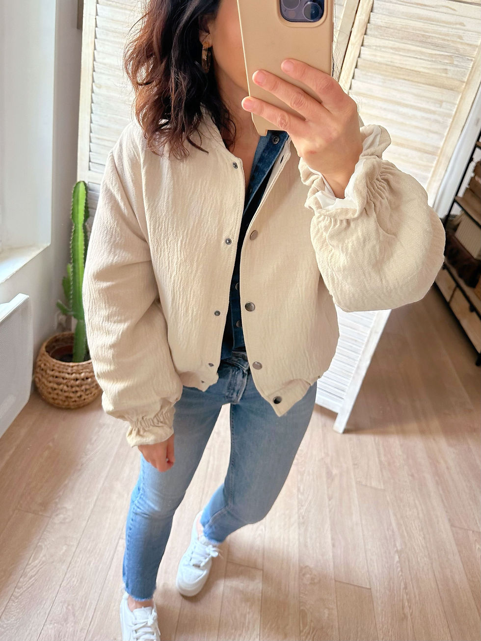 Miniatura: bombers beige sur jean style urbain