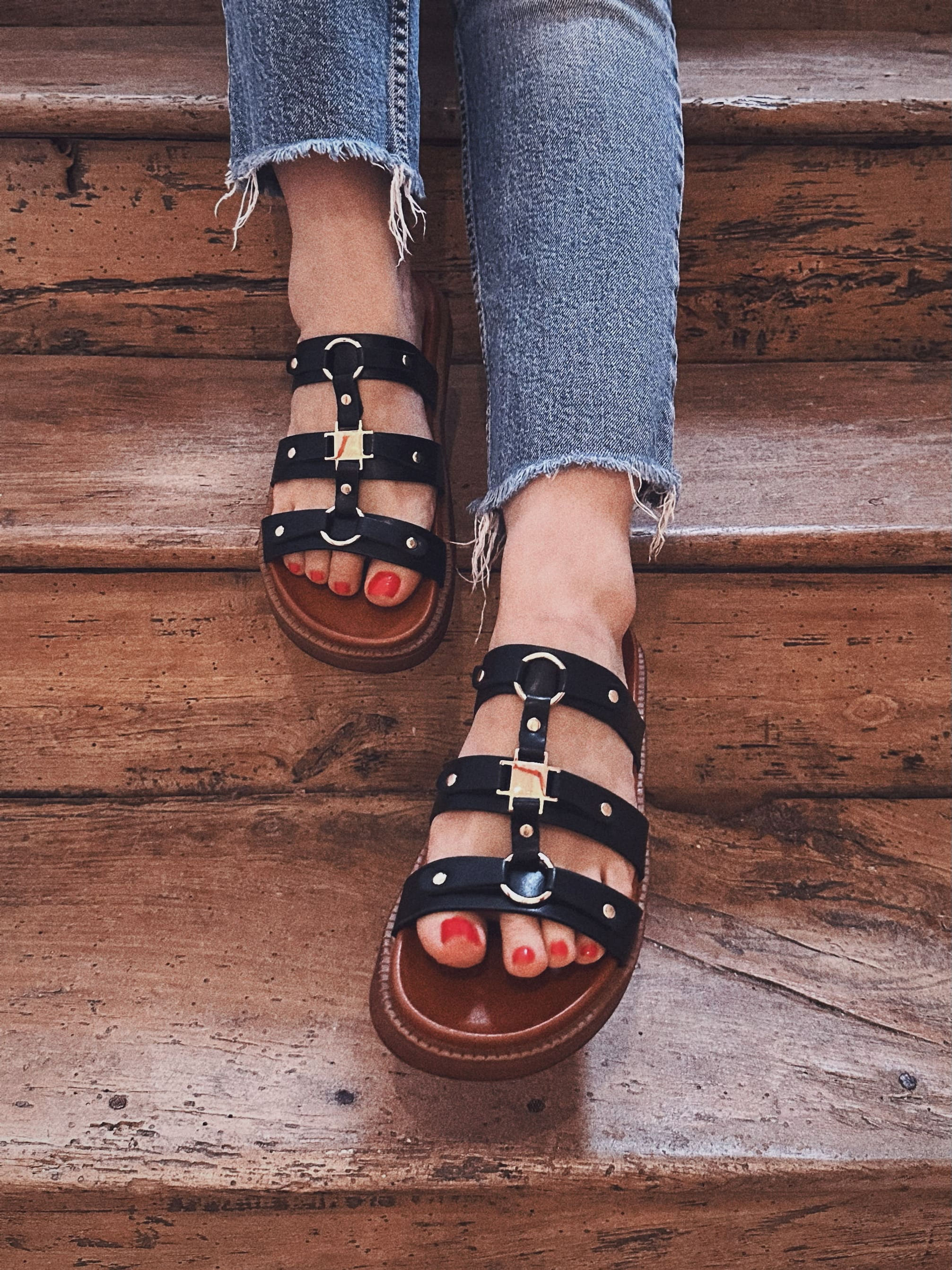 sandales noires à brides et anneaux dorés