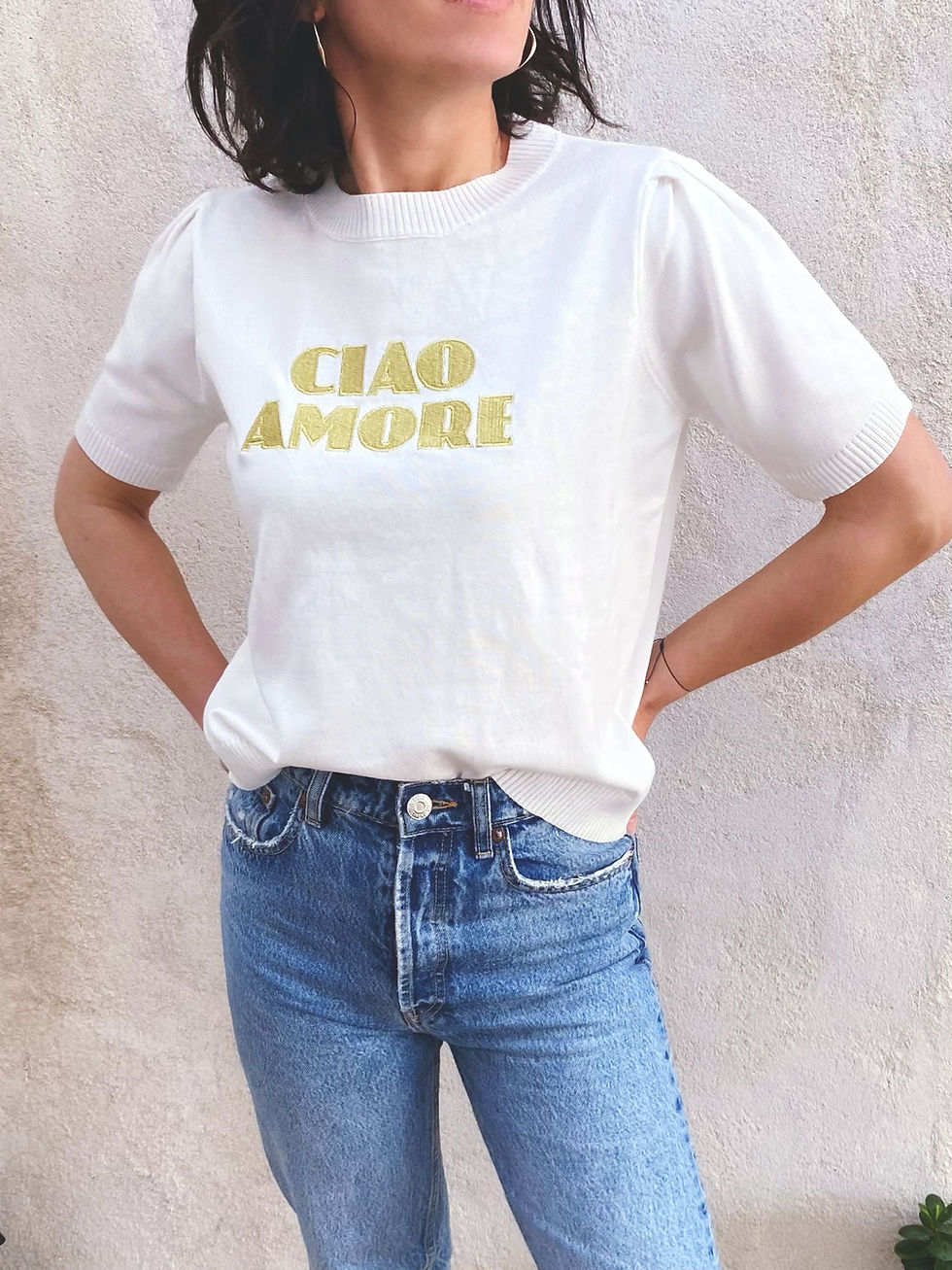 Look casual chic avec pull blanc brodé doré et jean taille haute.