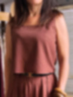 Haut en lin chocolat femme tendance 2025, coupe droite élégante.