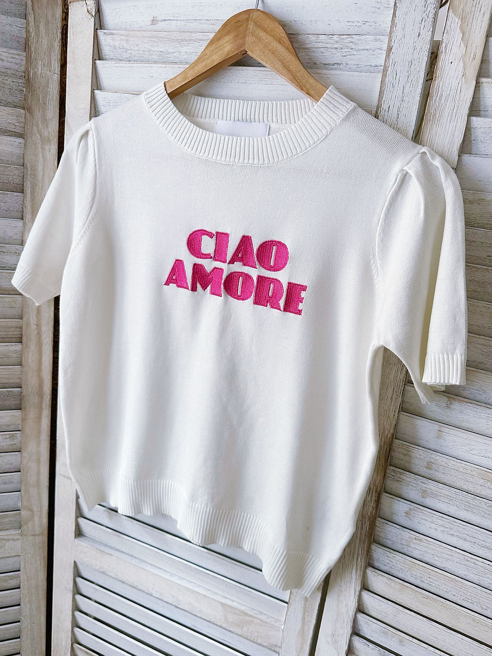 Miniature : Détail de la broderie rose sur pull blanc femme chic