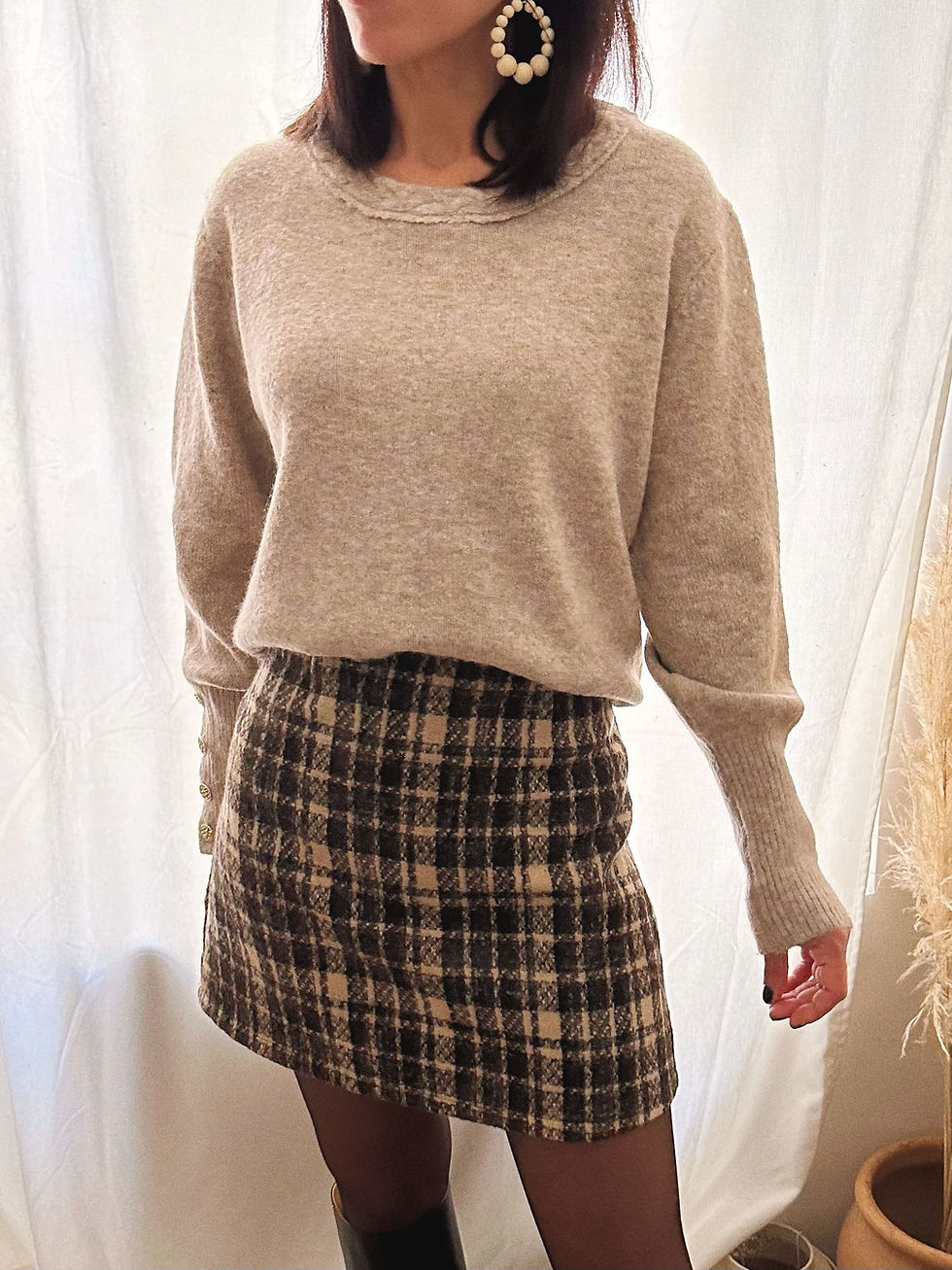 Thumbnail: Pull laine taupe femme porté avec bottes hautes