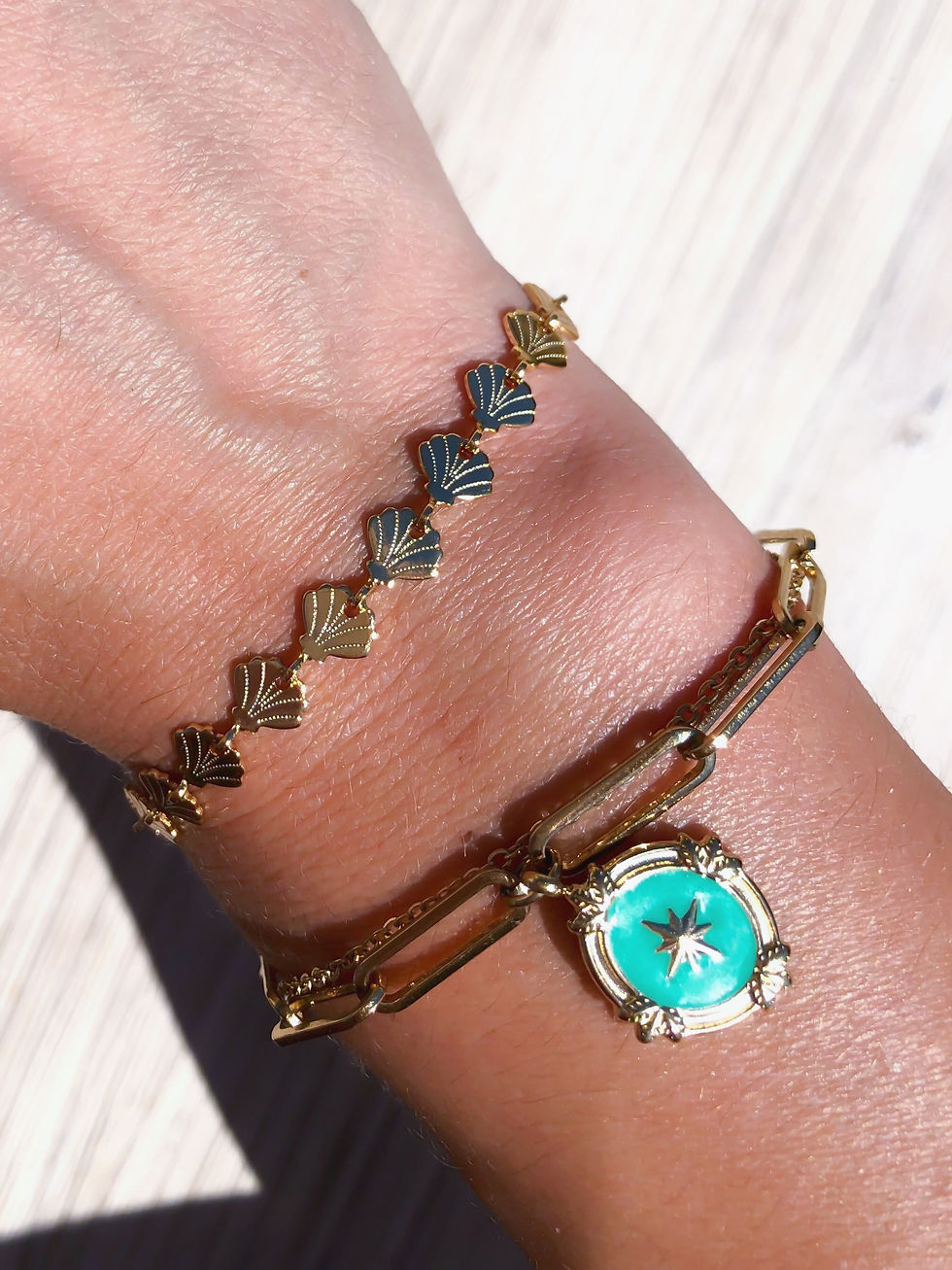 Thumbnail: Bracelet doré à coquillages femme