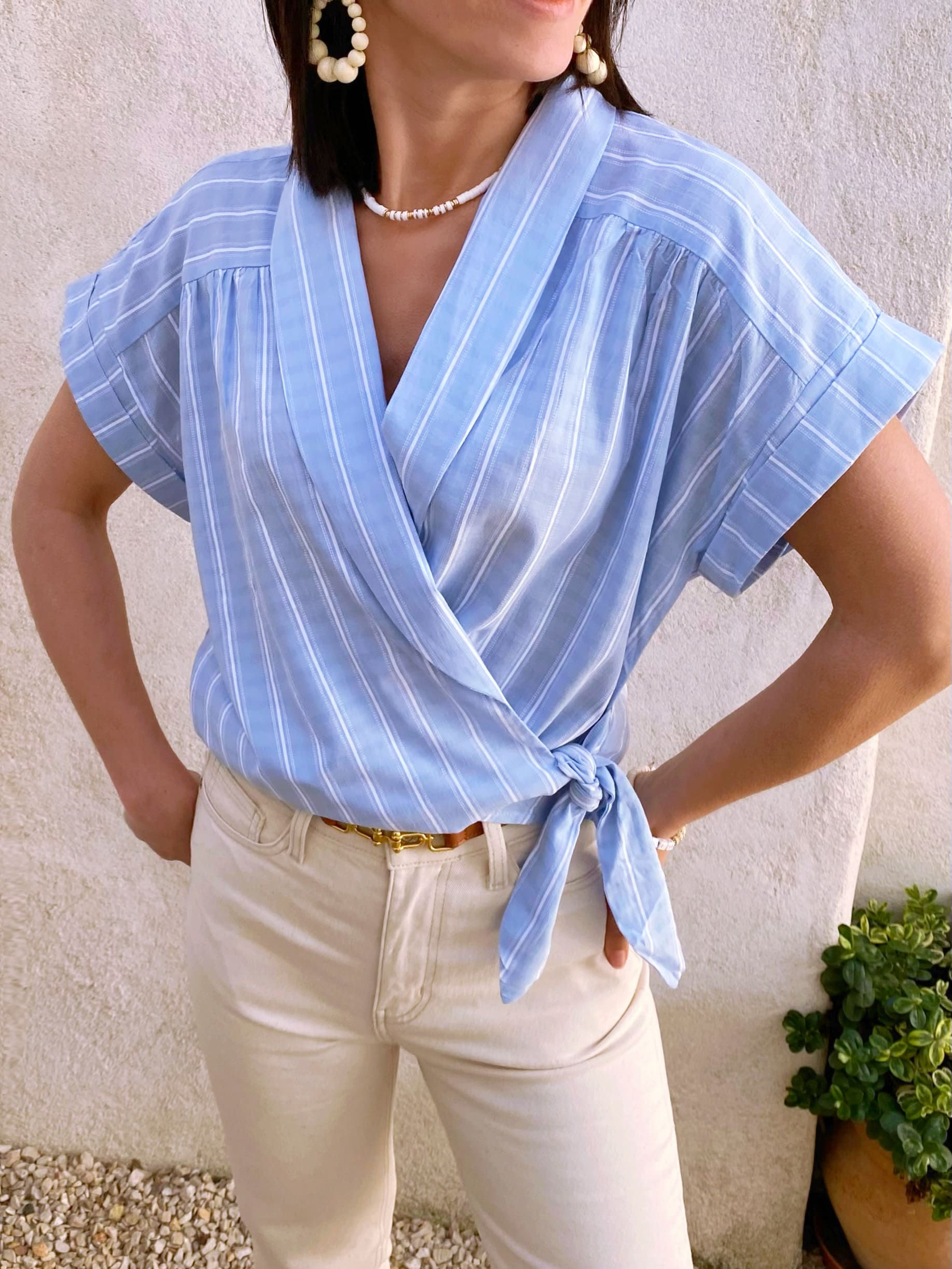 Blouse cache-coeur bleue à rayures