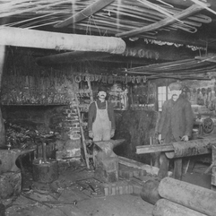 Famille Hallé vers 1902, en arrière de la maison. De gauche à droite: Théophile Hallé; Barbe Begin,