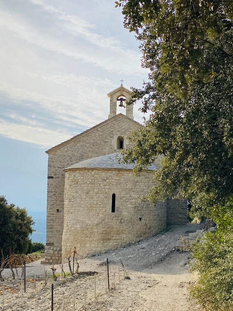 Visiter la Chapelle Saint-Hilaire à Beaumes-de-Venise : Randonnée et Patrimoine en Provence