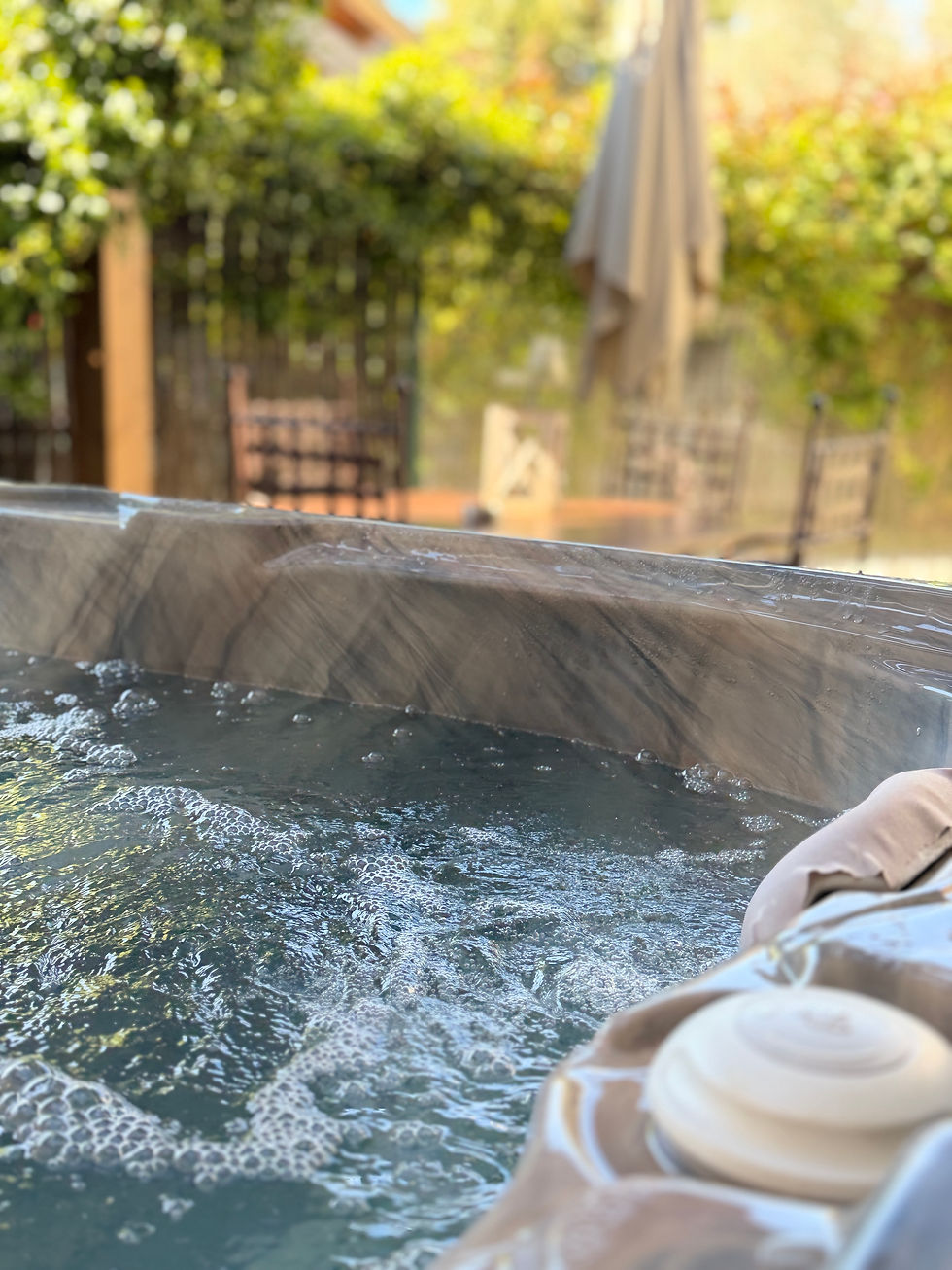 Vue panoramique d’un gîte avec spa privé en Provence