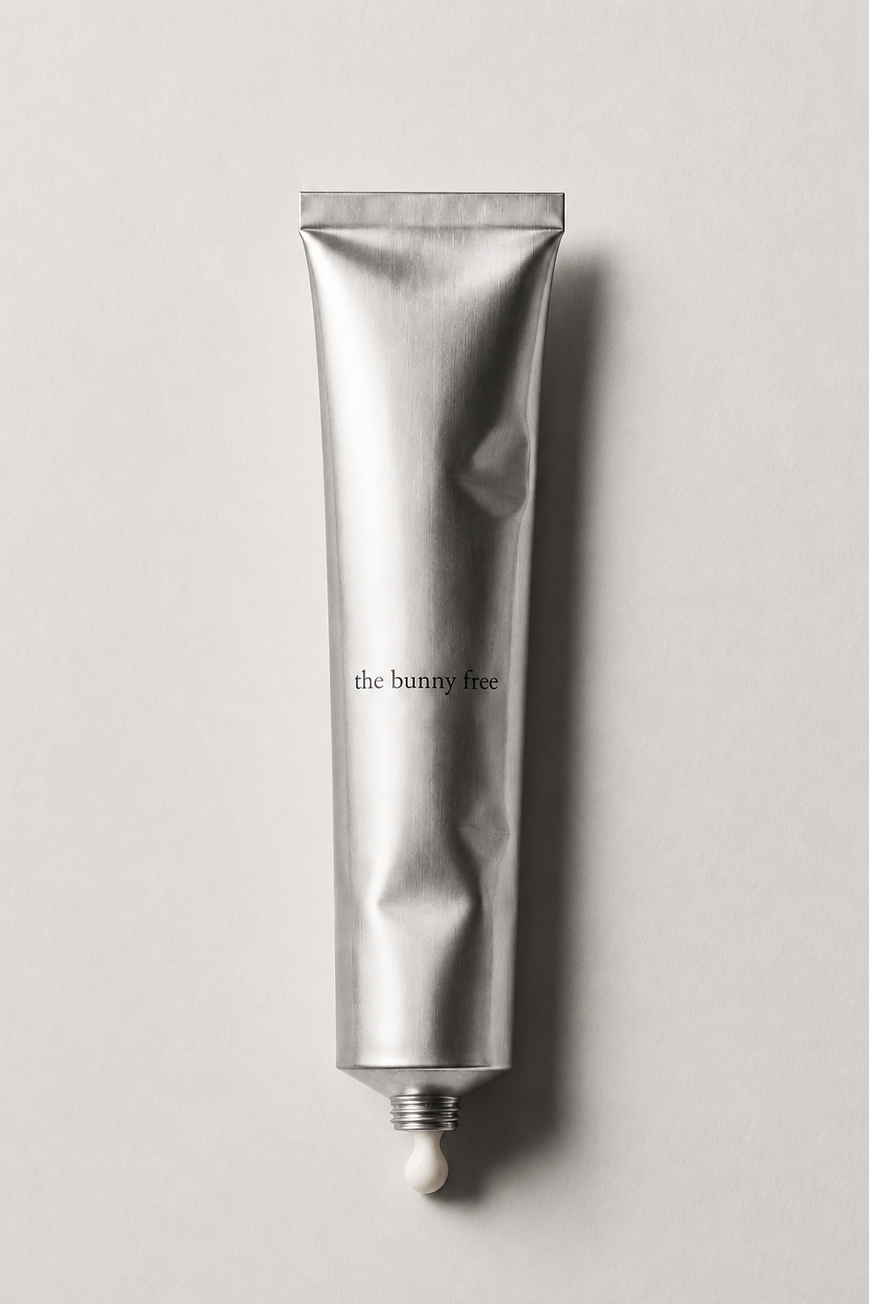 Embalagem de cosmético em composição editorial sobre skincare e consumo consciente.