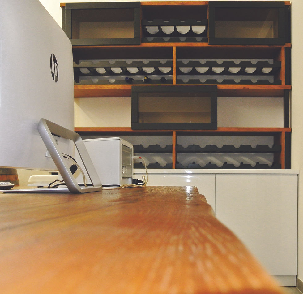 Zona studio con mobile su misura per cantinetta vini