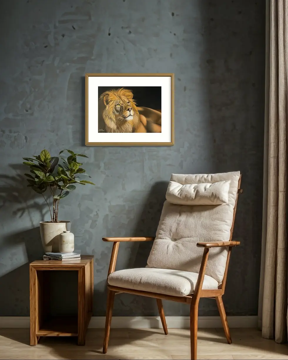 Portrait animalier d'un lion réalisé au pastel d'un lion accroché sur un mur.