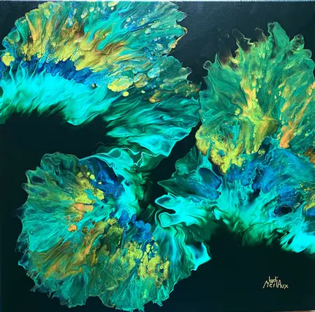 Toile d'art abstrait. Réalisée à l'acrylique-fluide. Inspirée par la nébuleuse du crabe. Couleurs vertes et or