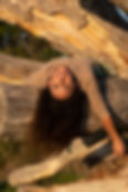 Femme sur un arbre la tête en bas