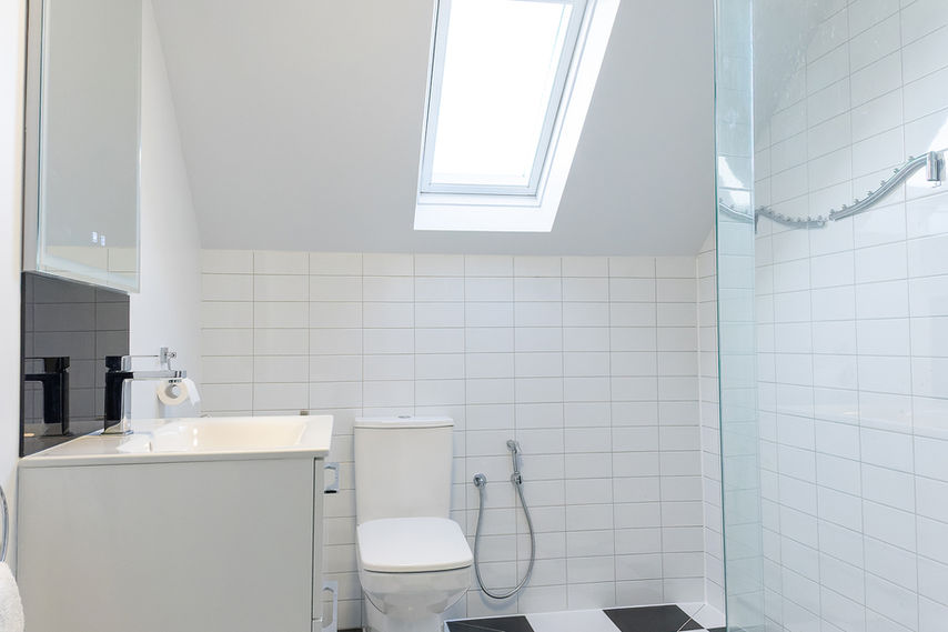 Small townhouse wetroom with drying area