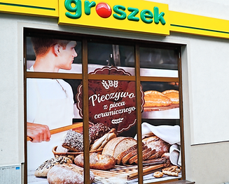 Wystawa sklepu wyklejona reklamą