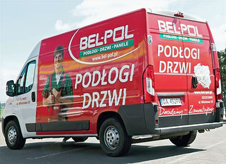 pojazd wyklejony reklamą