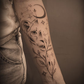 Tatuaż w stylu fine line z motywem zwierzęcym od Szerytattoo Żoliborz.