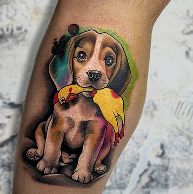 Przykład tatuażu w stylu neotradycyjnym z psem na łydce w Szerytattoo Warszawa.