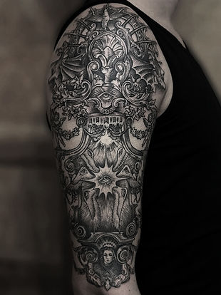 Ilustracyjny tatuaż blackwork z ornamentami na ramieniu wykonany przez Karolinę Ciok w Szerytattoo