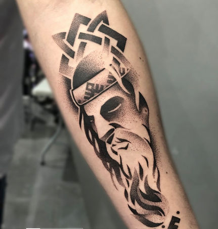 Tatuaż dotwork z motywem Swarożyca, wykonany przez Karolinę Flarkę w Szerytattoo Warszawa