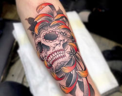Tatuaż neotradycyjny z motywem czaszki w kwiatach, wykonany przez Karolinę Flarkę w Szerytattoo Warszawa