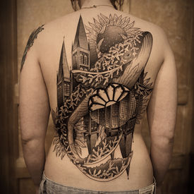 Tatuaż cieniowany dotworkiem na plecach, wykonany w Szerytattoo Żoliborz.