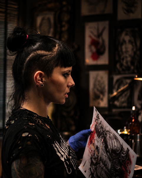 Aldona ze Szerytattoo podczas pracy nad projektem tatuażu w stylu Trash Polka w studiu na warszawskim Żoliborzu.