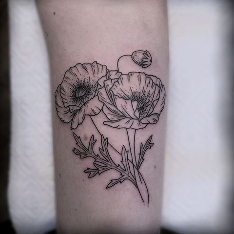 Botaniczny tatuaż fine line z większą ilością detalu. Przy takich wzorach skala ma znaczenie, bo płatki, liście i cienkie linie muszą mieć miejsce na skórze.