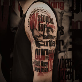 Tatuaż w stylu trash polka z typografią i tekstami wykonany w Szerytattoo Warszawa.