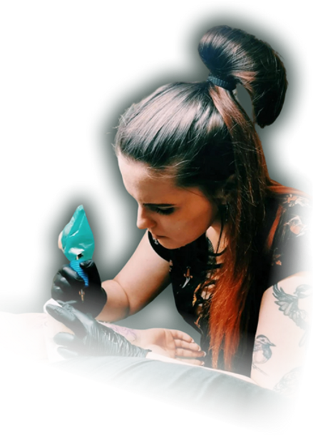 Karolina z Szerytattoo podczas pracy nad delikatnym tatuażem fine line