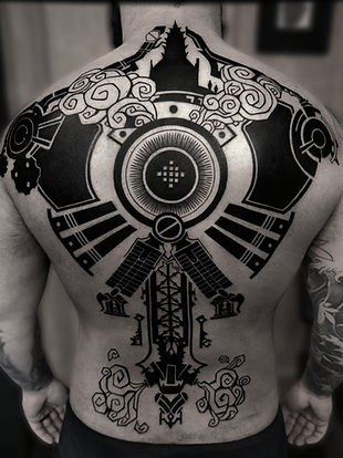 Duży geometryczno-graficzny tatuaż blackwork na plecach wykonany przez Aldonę w Szerytattoo