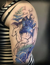Tatuaż w stylu watercolor, inspirowany cytatem z sagi Harry Potter, wykonany przez Karolinę Flarkę w Szerytattoo Warszawa