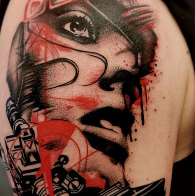 Tatuaż filmowy trash polka z realistycznym detalem szerytattoo warszawa.