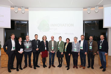 Moderatorin Christina Kropf zweite von links zum Abschluss der Bio Innovation Challenge Graz