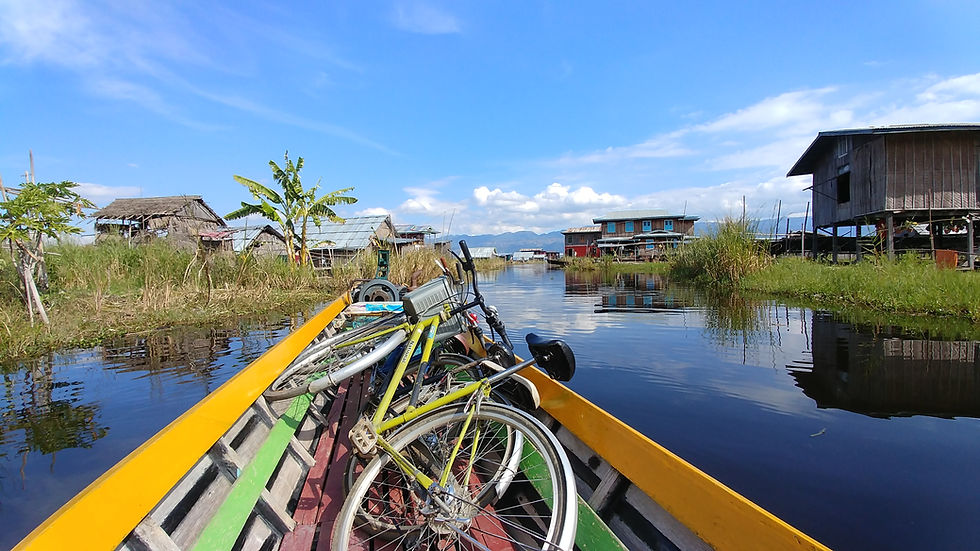 Vélos sur le bateau, seul moment sympa de la balade!