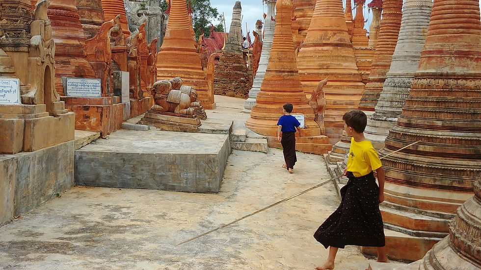 En longyi pour jouer à cache-cache