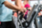 Seniorer använder crosstrainers på gymmet