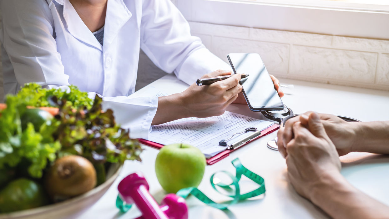 Läkare diskuterar hälsoplan med patient