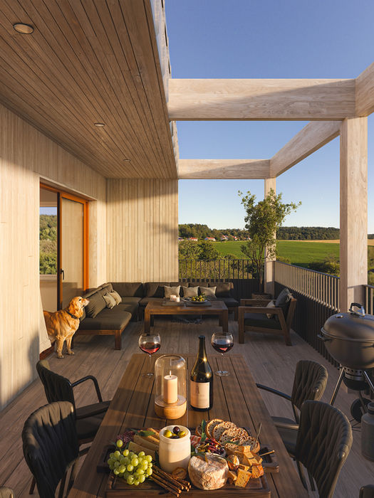 Balkong med matbord, hund och utsikt