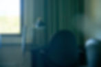 Kontorsstol vid skrivbord med lampa