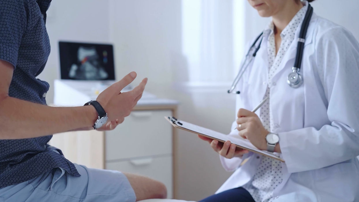 Läkarbesök: patient diskuterar med läkare